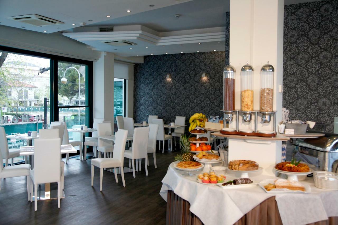 Hotel Montecarlo - Vista Mare Con Piscina & Area Fitness Riccione Exterior photo