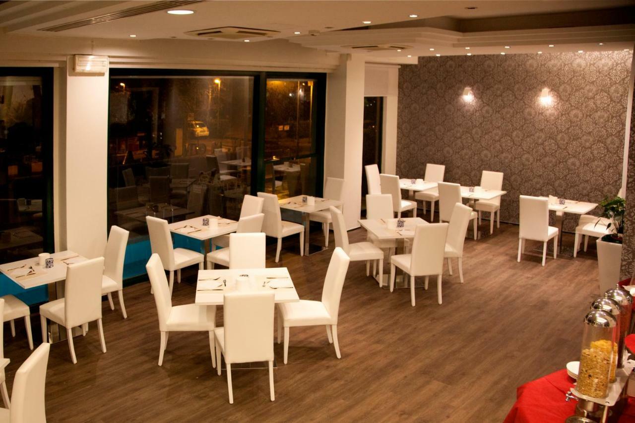Hotel Montecarlo - Vista Mare Con Piscina & Area Fitness Riccione Exterior photo
